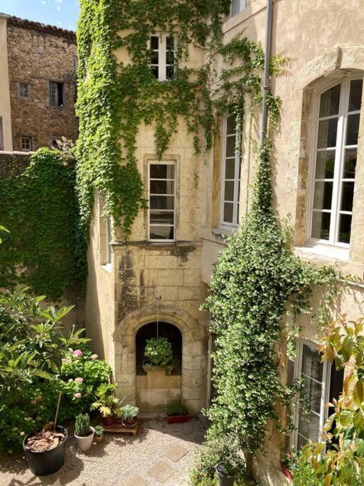 Dans Un Immeuble Historique Avec Cour *