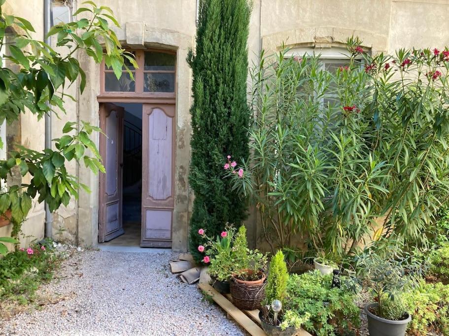 Dans Un Immeuble Historique Avec Cour Apartment *